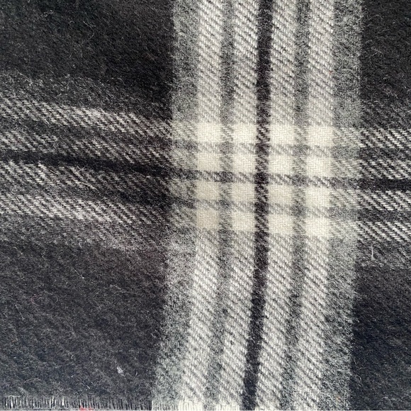 Cashmink scarf with fur tassels - Picture 9 of 9